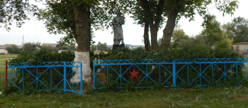 с. Репецкая Плата Мантуровского р-на. Памятник, установленный в 1961 году на братской могиле, в которой похоронено 25 советских воинов, в т.ч. 15 неизвестных.