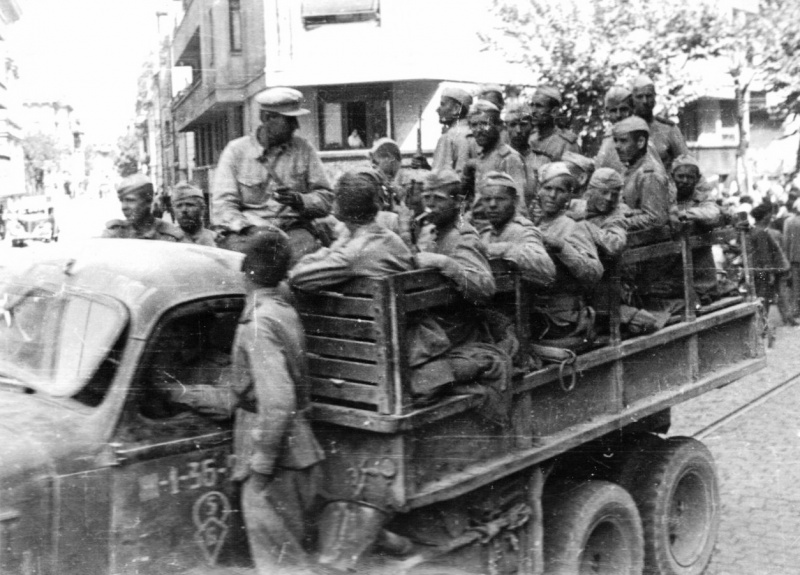 Советские солдаты на улице Бухареста. Август 1944 г. 