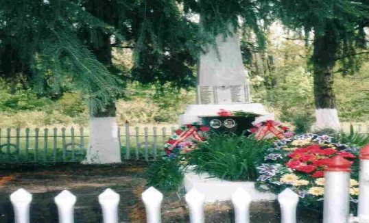 х. Озёрки Пристенского р-на. Памятник, установленный на братской могиле, в которой похоронено 32 советских воина, в т.ч. 7 неизвестных.