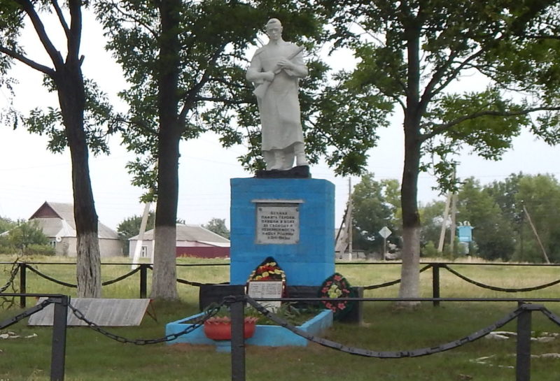 с. Роговое Мантуровского р-на. Памятник, установленный в 1966 году на братской могиле, в которой похоронено 13 советских воинов.