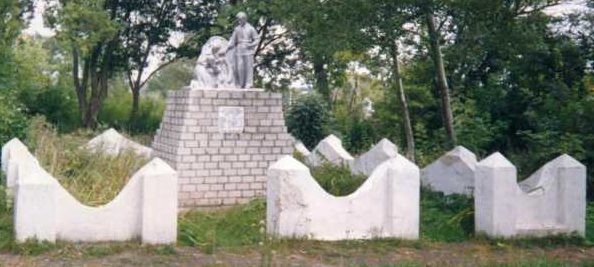 с. Дмитриевка Золотухинского р-на. Памятник, установленный на братской могиле, в которой похоронено 27 советских воинов.