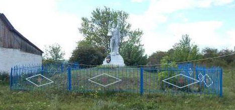 д. Рябиново Мантуровского р-на. Памятник, установленный в 1966 году на братской могиле, в которой похоронено 80 советских воинов.
