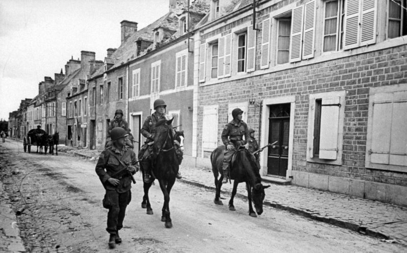 Американские парашютисты на лошадях во Франции. 1944 г.
