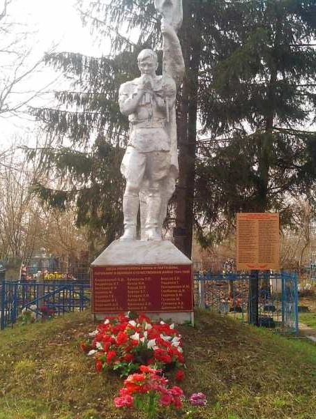 с. Долгое Золотухинского р-на. Памятник, установленный в 1969 году на братской могиле, в которой похоронено 126 советских воинов.