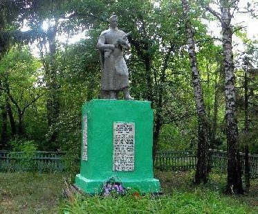 с. Свинец Мантуровского р-на. Памятник, установленный в 1966 году на братской могиле, в которой похоронено 55 советских воинов.