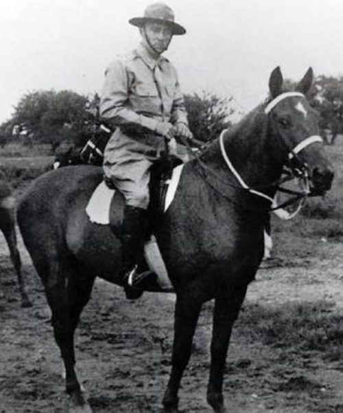 Американский кавалерист на Филиппинах 1944 г.