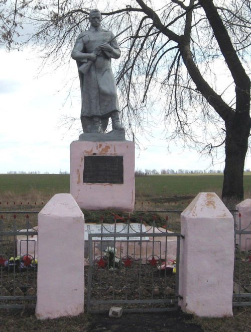 с. Жерновец Золотухинского р-на. Памятник, установленный в 1965 году на братской могиле, в которой похоронено 50 советских воинов, в т.ч. 17 неизвестных.