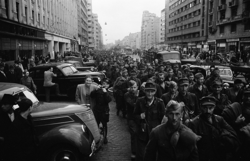 Колонна немецких военнопленных на улице Бухареста. Август 1944 г.