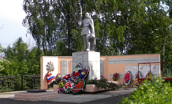 п. Пристень. Памятник, установленный в 1968 году на братской могиле, в которой похоронено 2368 советских воинов, в т.ч. 2305 неизвестных.