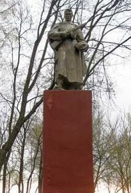 с. Ястребовка Мантуровского р-на. Памятник, установленный в 1965 году на братской могиле, в которой похоронено 347 советских воинов, в т.ч. 210 неизвестных.