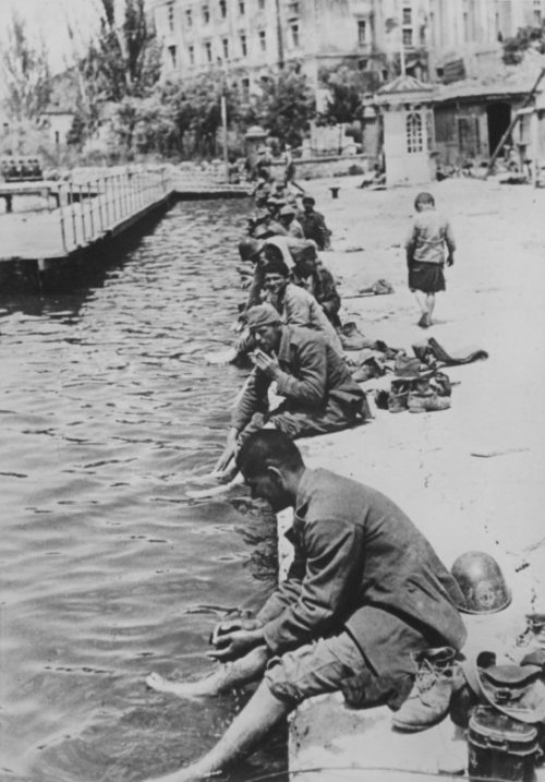 Румынские пехотинцы на пирсе в Балаклаве. Июнь 1942 г.