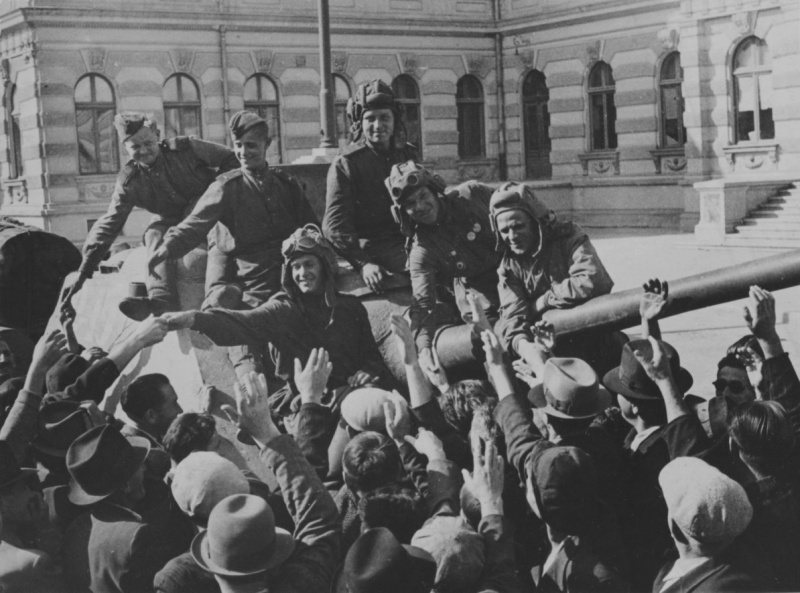Жители Бухареста приветствуют советских солдат на СУ-85. Сентябрь 1944 г. 