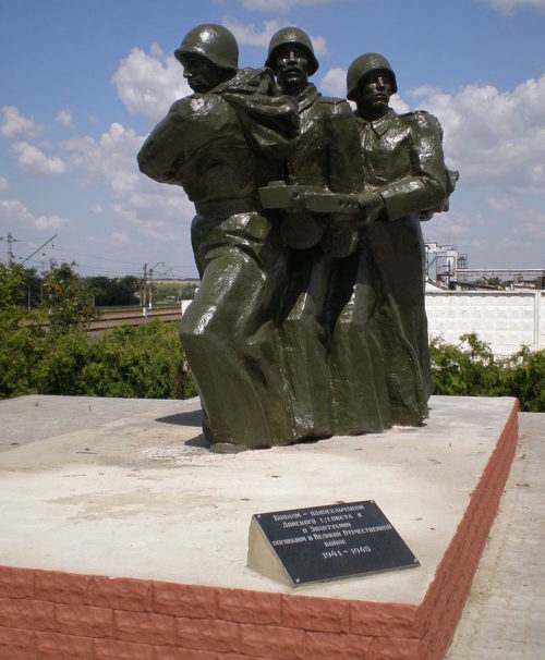 п. Золотухино. Мемориал, установленный в 1993 году воинам-односельчанам, погибшим в годы войны.