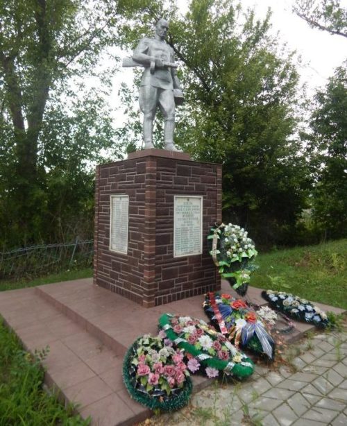 с. Ястребовка Мантуровского р-на. Памятник, установленный в 1965 году на братской могиле, в которой похоронено 250 советских воинов, в т.ч. 207 неизвестных.