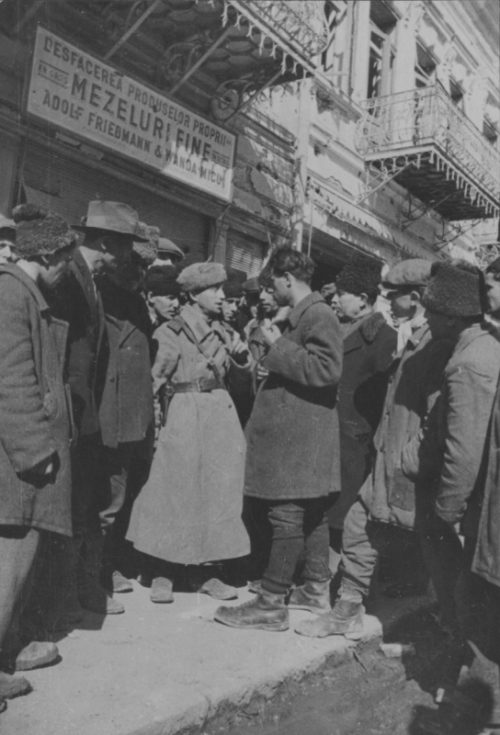 Советский офицер общается с жителями Бухареста. Октябрь 1944 г.