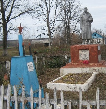 с. Ракитинка Пристенского р-на. Памятник, установленный на братской могиле, в которой похоронено 533 советских воинов, в т.ч. 452 неизвестных.