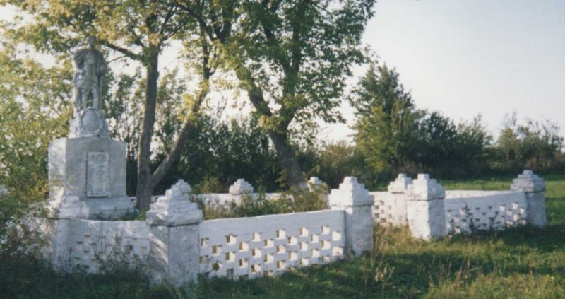 с. Коронино Золотухинского р-на. Памятник, установленный на братской могиле советских воинов, погибших в феврале 1943 года.