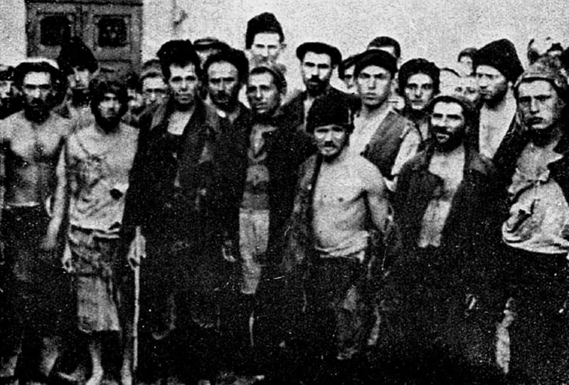 Румынские евреи, насильно согнанные для строительства укреплений в Балдовинешти. Весна 1944 г.