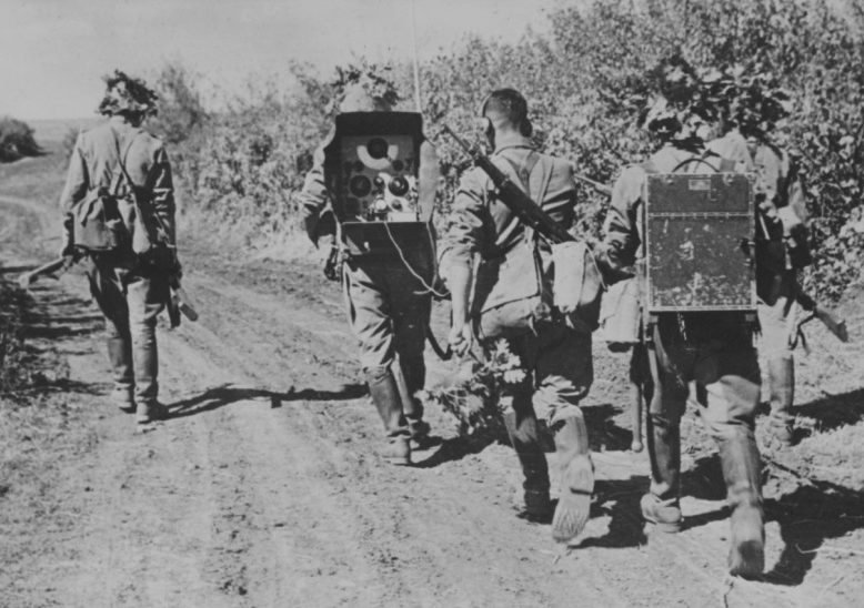 Румынские связисты на марше в Кубани. Август 1942 г. 