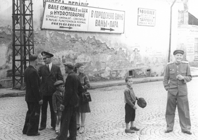 Советский офицер на улице города в Румынии. 1944 г.