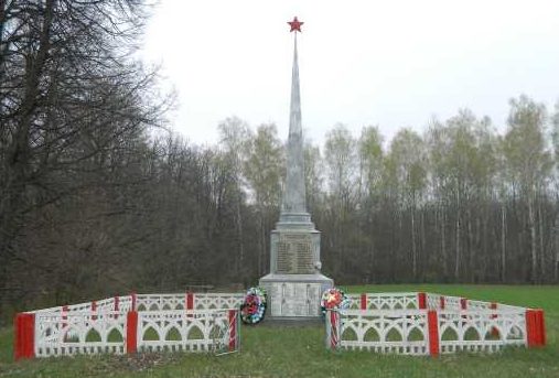 Пристенский р-н, Ярыгинский с/с. Памятник, установленный в 1951 году на братской могиле, в которой похоронено 724 советских воинов, в т.ч. 710 неизвестных.