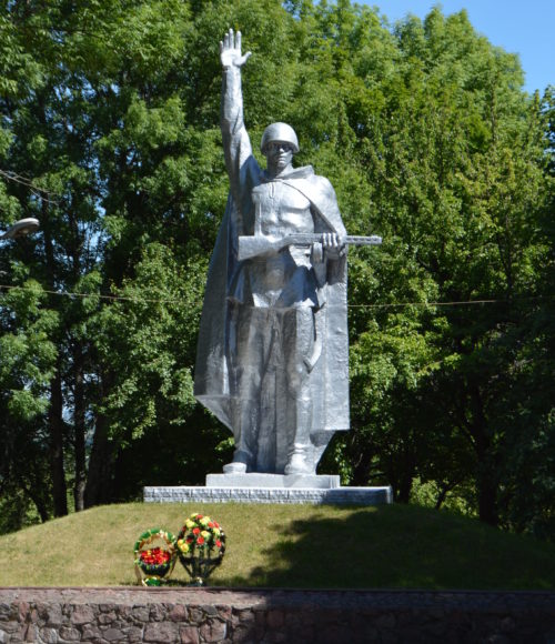 Памятник воину-победителю на мемориале.