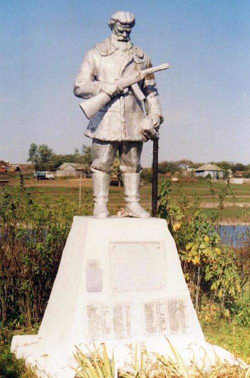 с. Анатольевка. Рыльского р-на. Памятник, установленный на братской могиле, в которой похоронено 149 советских воинов, в т.ч. 76 неизвестных.