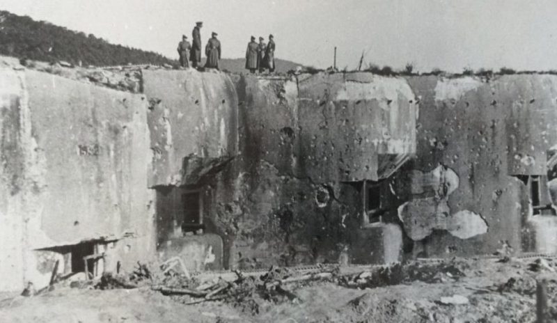 Немецкие солдаты осматривают боевой блок №6 после захвата форта «Hochwald». Июнь 1940 г.