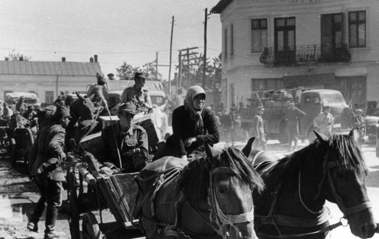 Беженцы и германские войска покидают Румынию. Карпаты, 1944 г. 