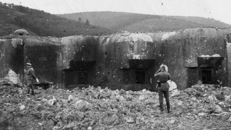 Немецкие солдаты осматривают боевой блок №6 после захвата форта «Hochwald». Июнь 1940 г.