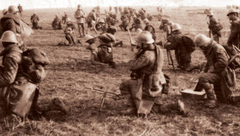 Румынская пехота готовится к атаке. 1944 г. 