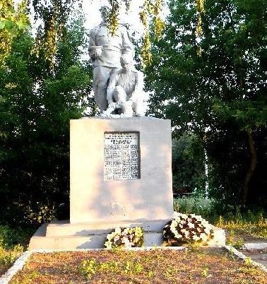  с. Крупец Рыльского р-на. Памятник, установленный на братской могиле, в которой похоронено 128 советских воинов, в т.ч. 17 неизвестных.