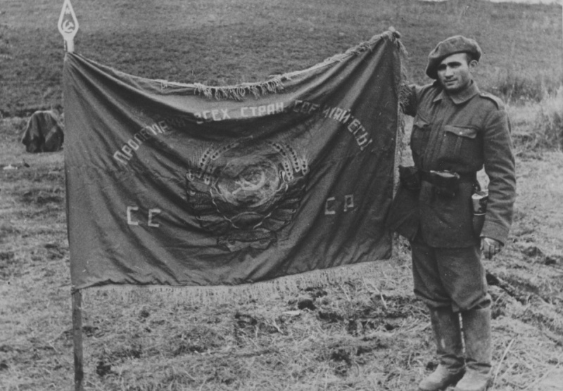 Горный стрелок с захваченным советским знаменем на Кавказе. Сентябрь 1942 г. 