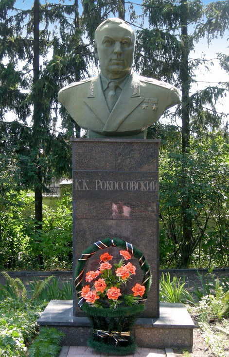 Бюст командующего Центральным фронтом Маршала Советского Союза К. К. Рокоссовского.