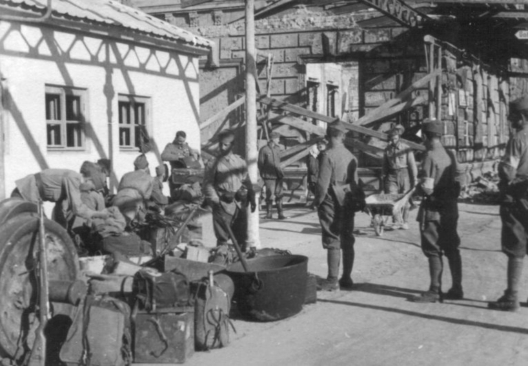 Румынские солдаты на перроне железнодорожного вокзала в Ростове-на-Дону. Сентябрь 1942 г. 