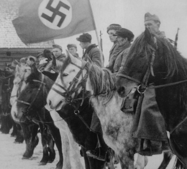 Кавалеристы Вермахта, набранные из коллаборационистов на Восточном фронте. 1943 г. 