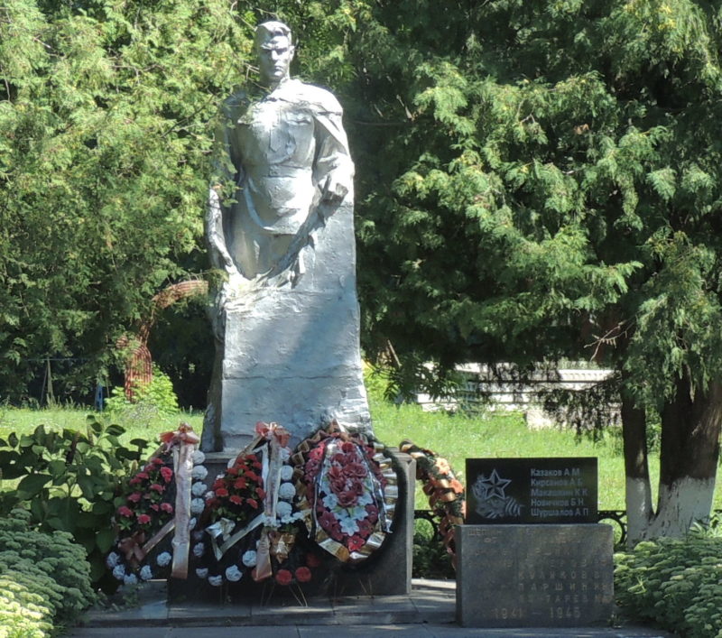 п. сан. «Марьино» Рыльского р-на. Памятник, установленный на братской могиле, в которой захоронено 10 советских воинов.