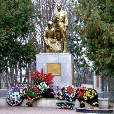 г. Рыльск. Памятник, установленный в 1958 году на братской могиле, в которой захоронено 2007 советских воинов, в т.ч. 1932 неизвестных.