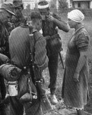 Румынские и немецкие солдаты после битвы при Тыргу-Фрумосе. 1944 г. 