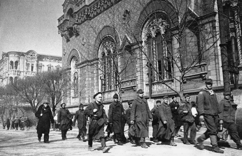 Немецкие и румынские военнопленные в Одессе. 1944 г. 