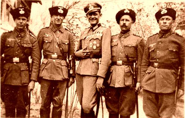 Кавалеристы Вермахта, набранные из коллаборационистов на Восточном фронте. 1943 г. 