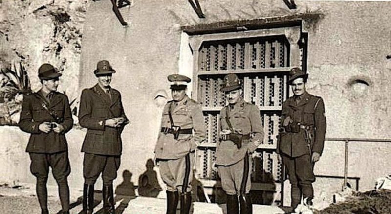Итальянские офицеры у входа в форт «Sainte Agnes». Июнь 1940 г.
