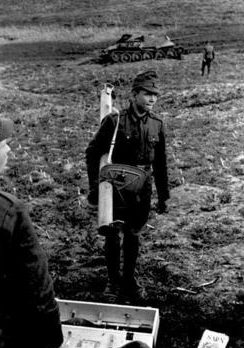 Румынский солдат с гранатометом «Ofenrohr». 1944 г.