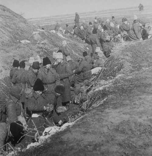Румынские солдаты на позиции в районе Ясс. 1944 г.