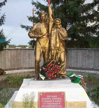 с. Степановка Рыльского р-на. Памятник, установленный на братской могиле, в которой захоронено 55 советских воинов. 