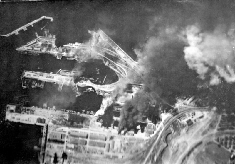 Бомбардировка советской авиацией румынского порта Констанца. 1944 г. 