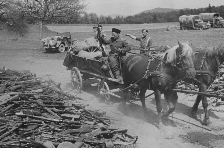 Казак XV-го кавалерийского корпуса вермахта во время капитуляции. 1945 г. 