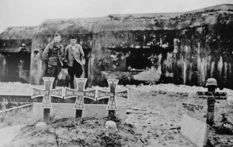 Кресты над могилами немецких солдат у ДОТа линии Мажино. Июнь 1940 г.