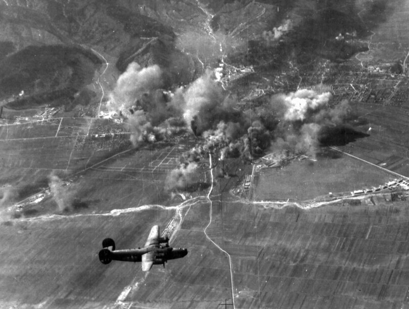 Аэрофотосъемка налета американских бомбардировщиков B-24 на румынский город Брашов. 1944 г. 