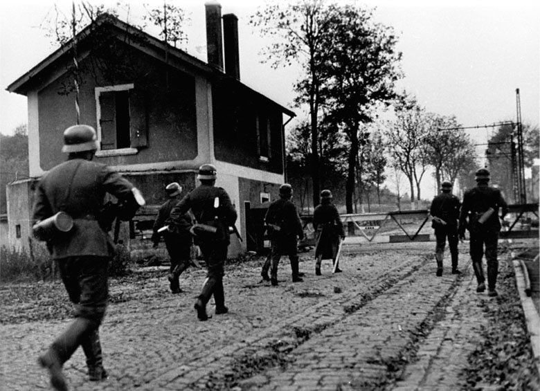 Немецкие солдаты у ДОТов, замаскированных под здания. Июнь 1940 г.